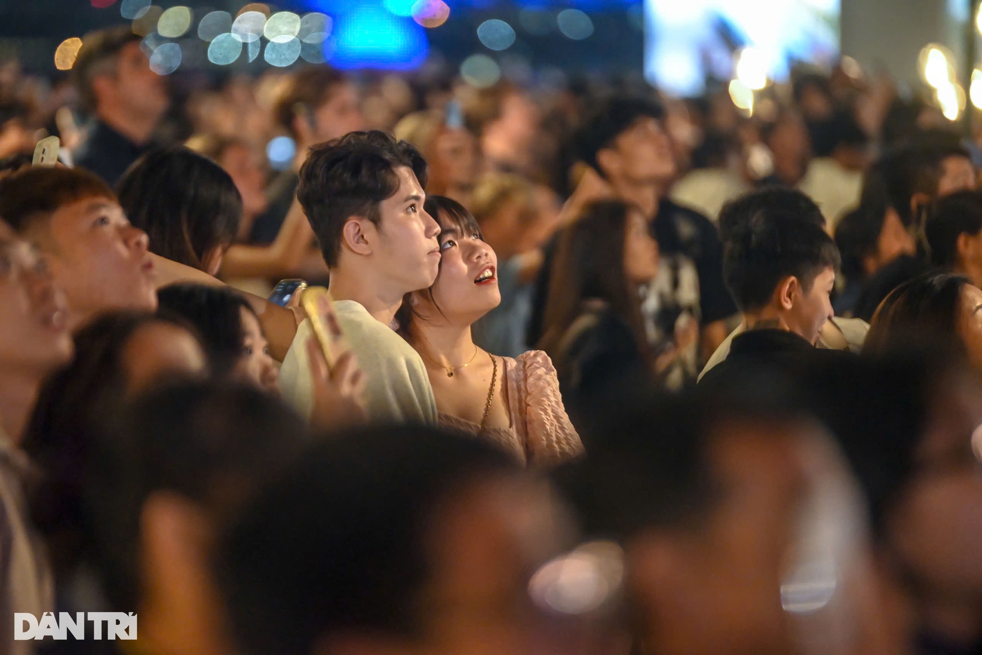 Mãn nhãn màn pháo hoa rực sáng bầu trời chào năm mới 2025 - 17