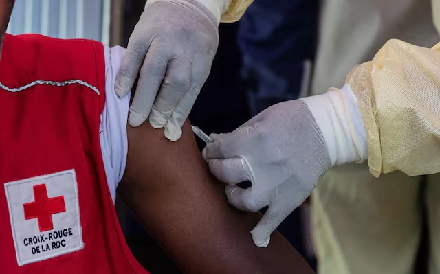 Một viên chức y tế Congo tiêm vaccine đậu mùa khỉ cho một nhân viên Hội Chữ thập đỏ Congo. Ảnh: Reuters