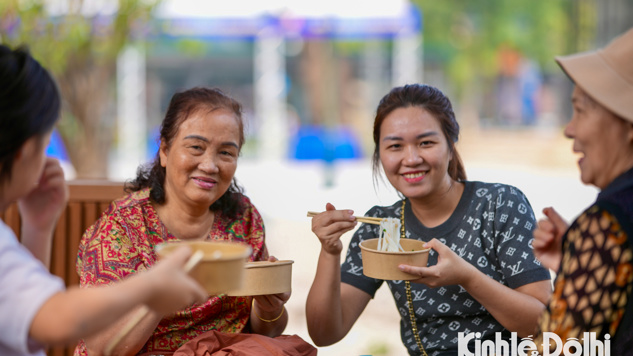 Đông đảo người dân và du khách tới trải nghiệm di sản Phở Hà Nội