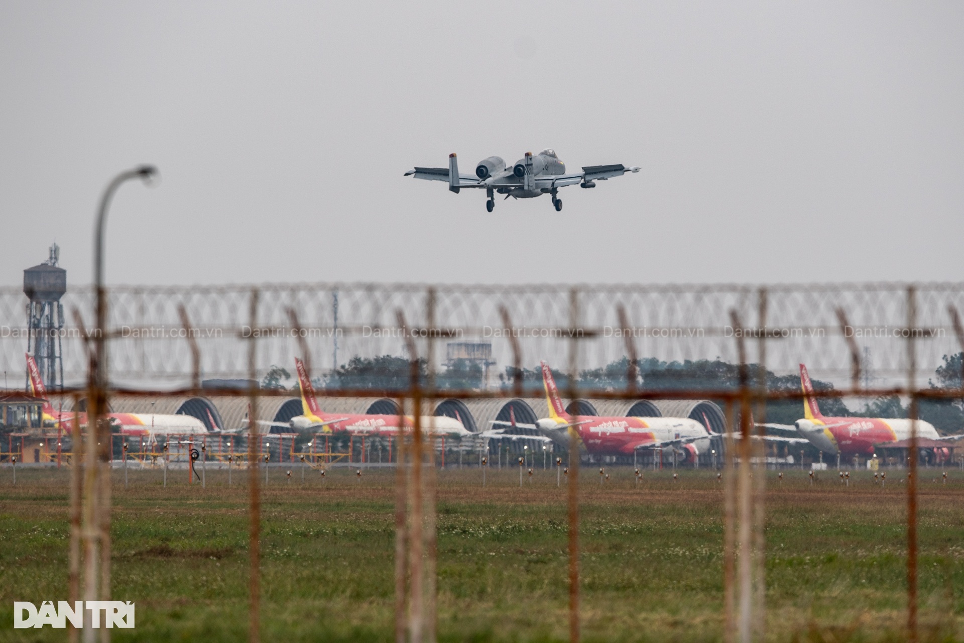 Máy bay cường kích A-10 Thunderbolt II của Mỹ hạ cánh xuống sân bay Gia Lâm - 9