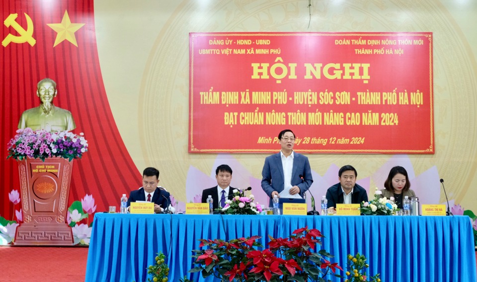 Phó Chánh Văn phòng chuyên trách Văn phòng Điều phối chương trình xây dựng nông thôn mới TP Hà Nội Ngọ Văn Ngôn phát biểu tại hội nghị.