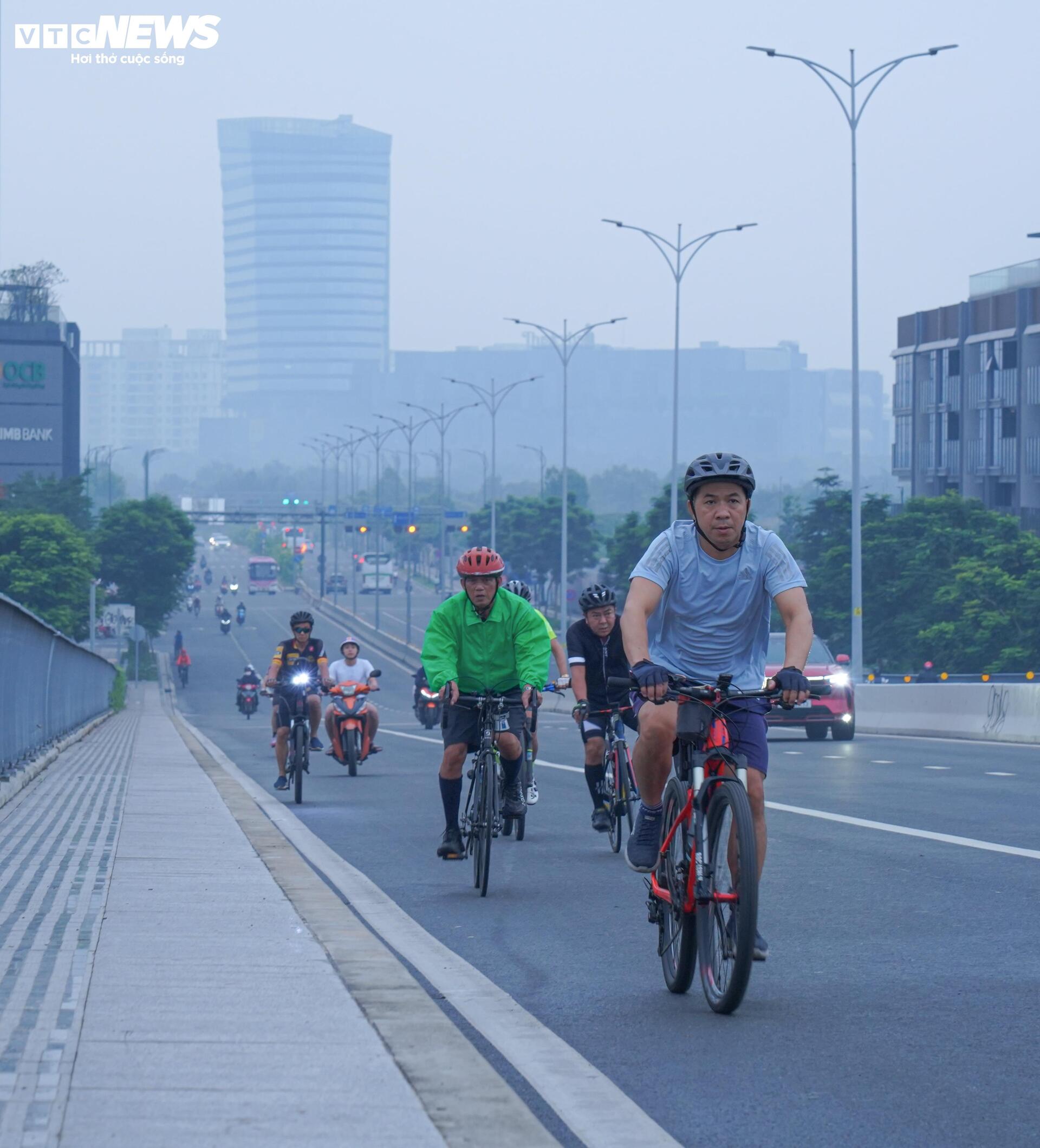 TP.HCM se lạnh, sương mù 'nuốt chửng' các tòa cao tầng - 2