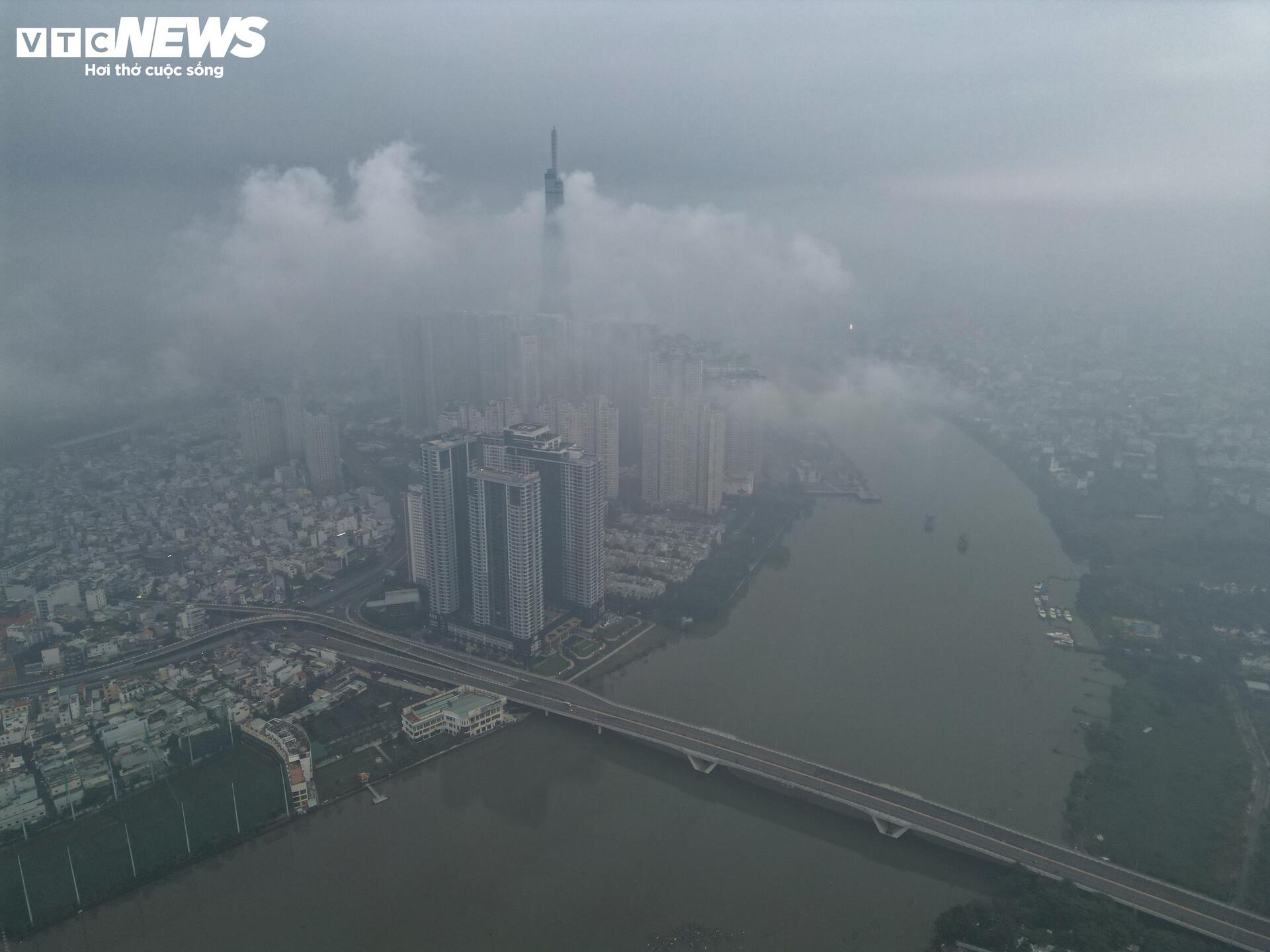 TP.HCM se lạnh, sương mù 'nuốt chửng' các tòa cao tầng - 1