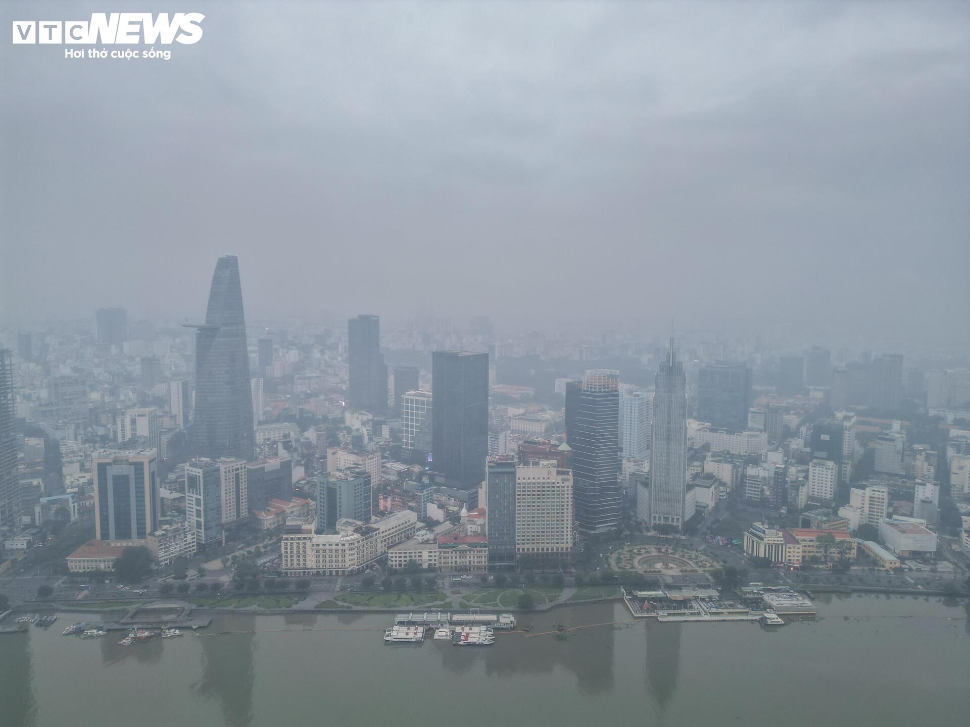 TP.HCM se lạnh, sương mù 'nuốt chửng' các tòa cao tầng - 5