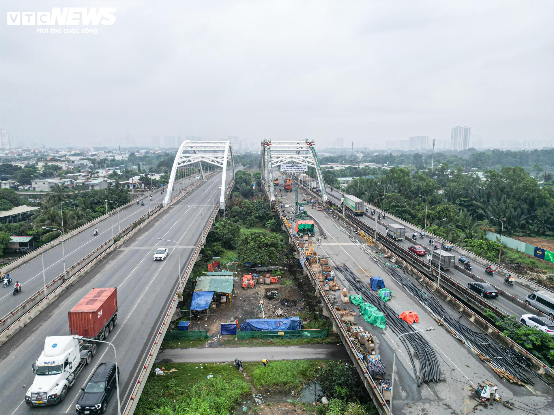 TP.HCM se lạnh, sương mù 'nuốt chửng' các tòa cao tầng - 11