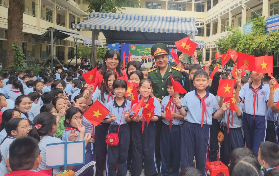 Học sinh Trường tiểu học Phú Thọ hào hứng với các hoạt động hướng đến ngày thành lập Quân đội nhân dân Việt Nam.