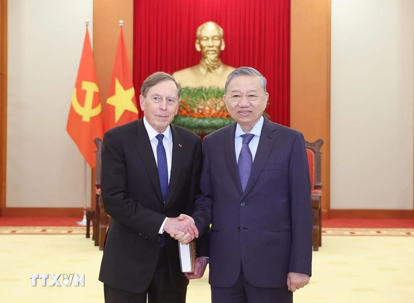 Tổng Bí thư Tô Lâm tiếp Đại tướng David Petraeus, đồng sở hữu Quỹ kiêm Chủ tịch Viện Toàn cầu Quỹ đầu tư Kohlberg Kravis Roberts (KKR) của Hoa Kỳ. (Ảnh: Thống Nhất/TTXVN)