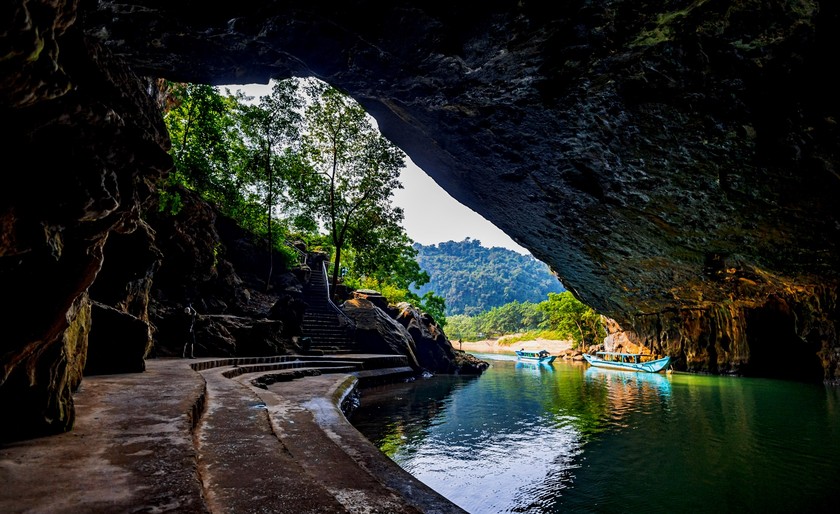 Với chiều dài gần 8km, hệ thống động Phong Nha vẫn còn nhiều tiềm năng du lịch, giá trị văn hóa chưa được khai thác hết. Hiện tại, đến với hệ thống hang động này, du khách sẽ được khám phá các những hang tiêu biểu như: hang Tiên, hang Cung Đình và hang Bi Ký.