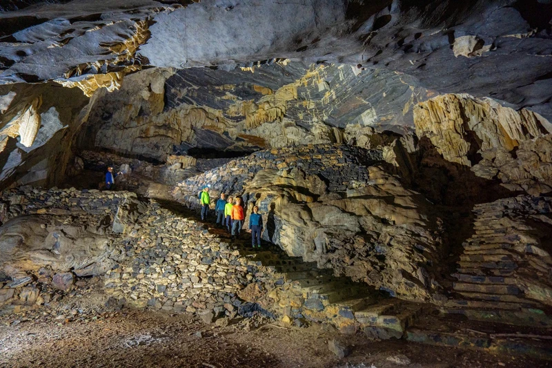 Hang Chỉ huy (hang 7 tầng) ở Phong Nha-Kẻ Bàng được đầu tư sản phẩm du lịch khám phá thiên nhiên với trải nghiệm lịch sử thông qua việc ứng dụng kỹ thuật số. 