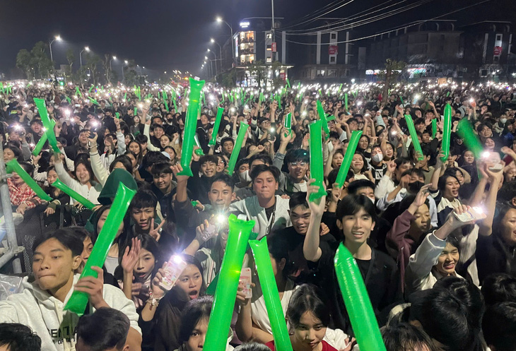 Bạn trẻ Huế đội mưa chờ đón thời khắc lịch sử của vùng đất cố đô - Ảnh 3.