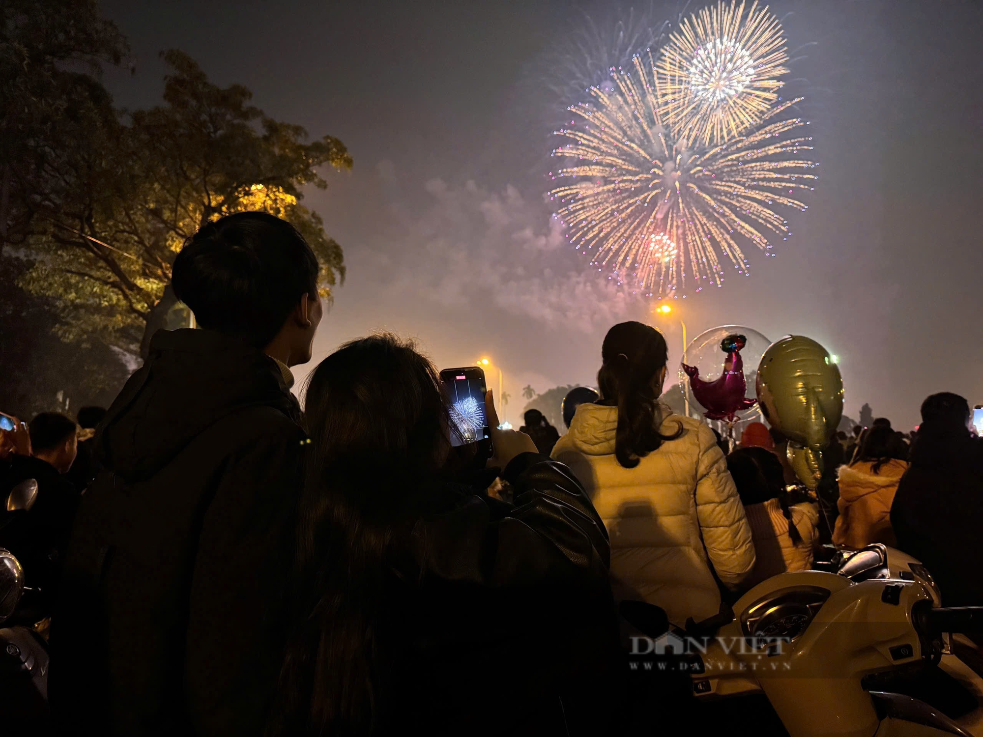 Mãn nhãn pháo hoa rực sáng trên bầu trời Hà Nội chào đón năm mới 2025 - Ảnh 14.