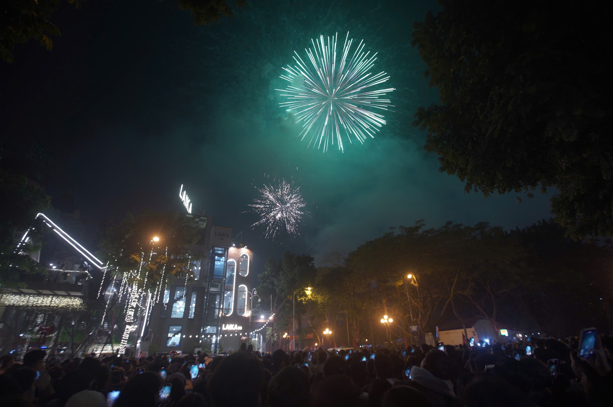 Mãn nhãn màn pháo hoa chào mừng năm mới 2025 tại Hà Nội ảnh 8