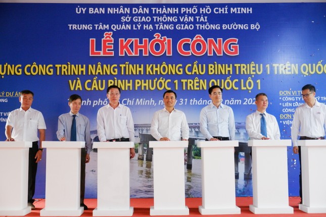 Nâng tĩnh không 2 cầu huyết mạch, khơi thông vận tải thủy trên sông Sài Gòn ảnh 2