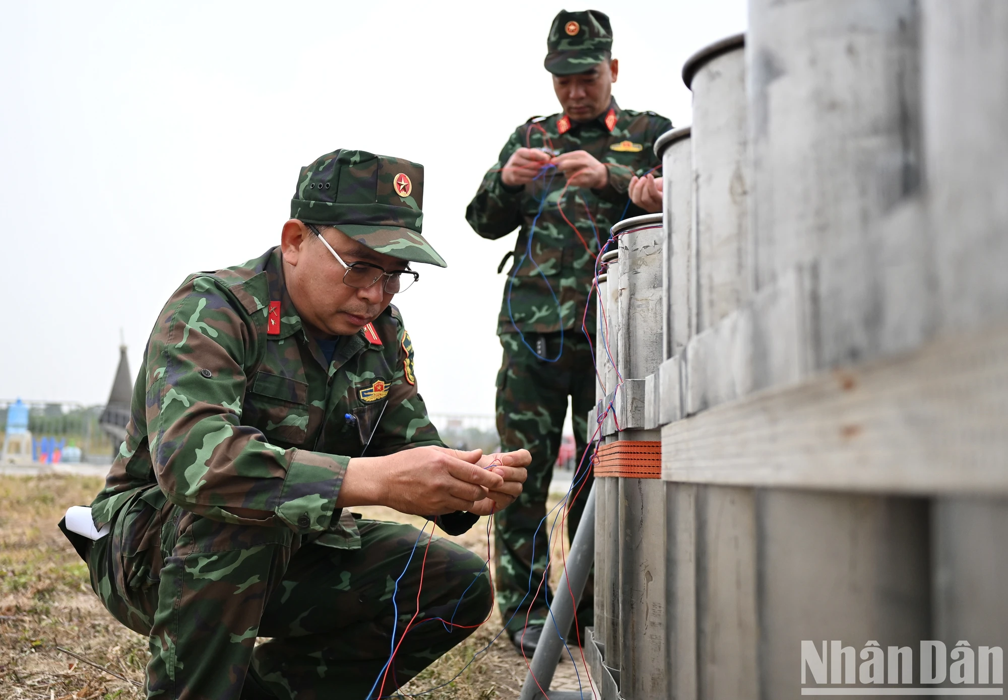 [Ảnh] Trận địa bắn pháo hoa tại Hà Nội sẵn sàng trước thời khắc đón năm mới 2025 ảnh 3