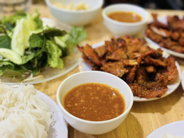 Nghe An vermicelli with grilled pork និងបង្គា Nguyen Nhung 3.jpg
