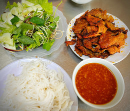 Nghe An vermicelli with grilled pork andបង្គា Hong Tham 0.jpg