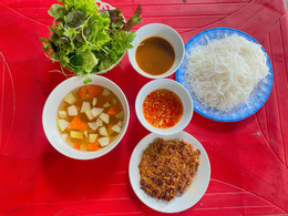 Nghe An vermicelli with grilled pork and បង្គា Oanh Duong.jpg