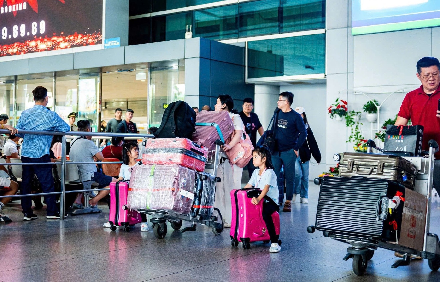 Cảnh tượng bất ngờ trong giờ cao điểm tại sân bay Tân Sơn Nhất ngày Tết dương lịch ảnh 6