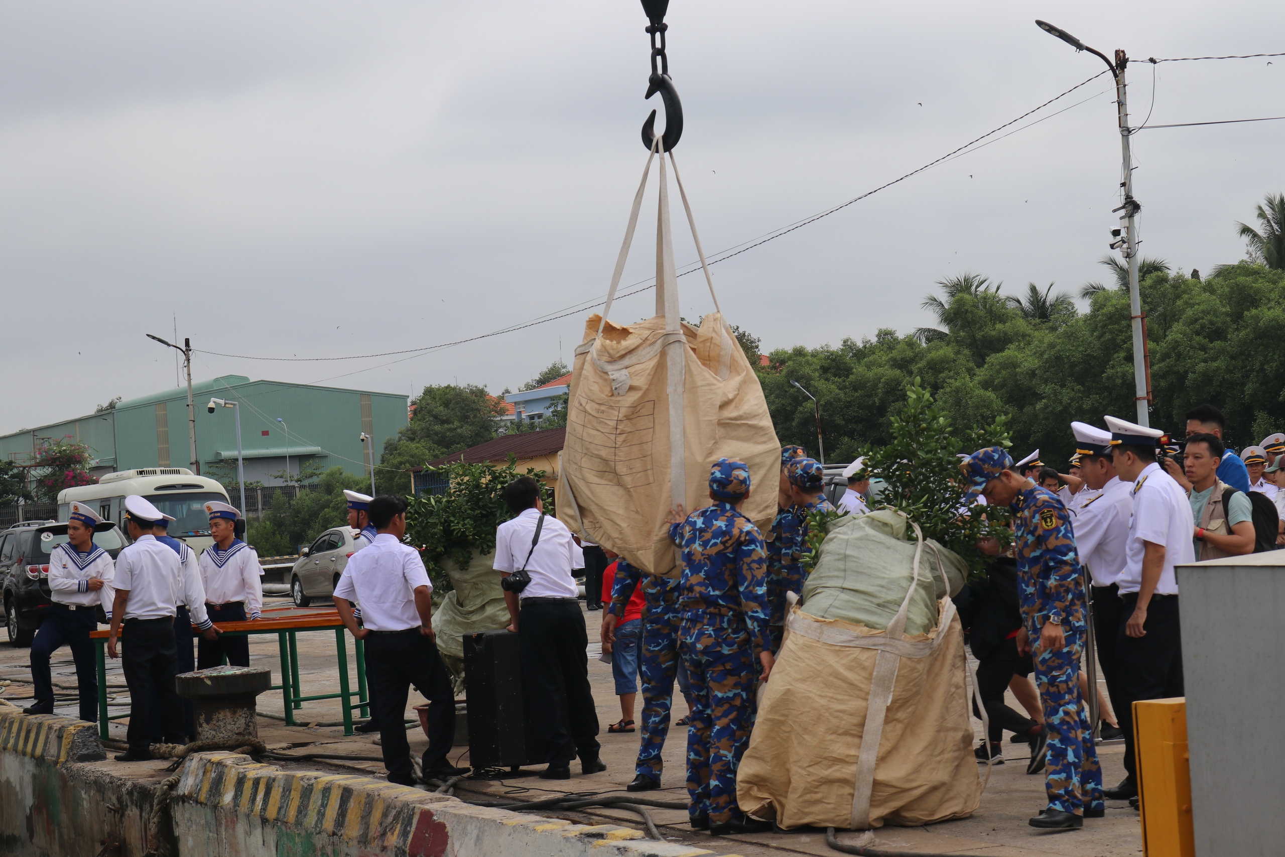 Đoàn công tác Vùng 2 Hải quân khởi hành đi thăm, chúc tết nhà giàn DK1- Ảnh 5.