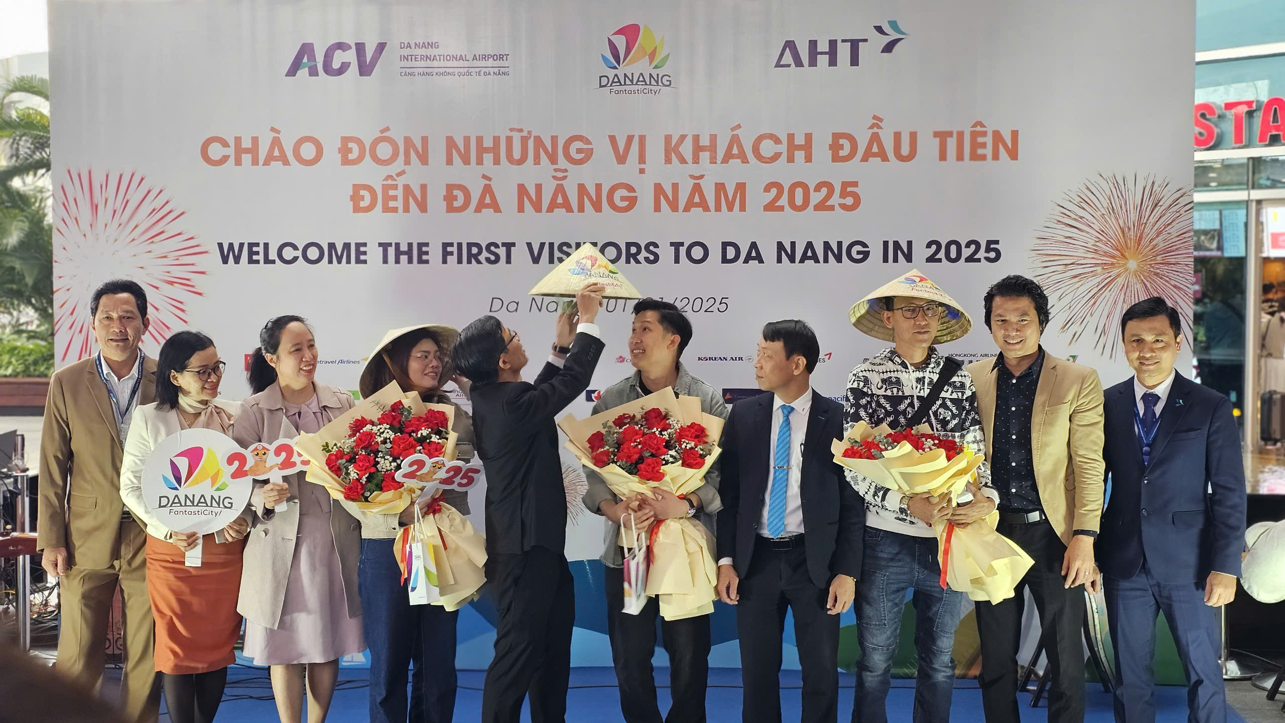 Đà Nẵng và Hội An rộn ràng đón khách du lịch đầu năm mới 2025 - Ảnh 4.