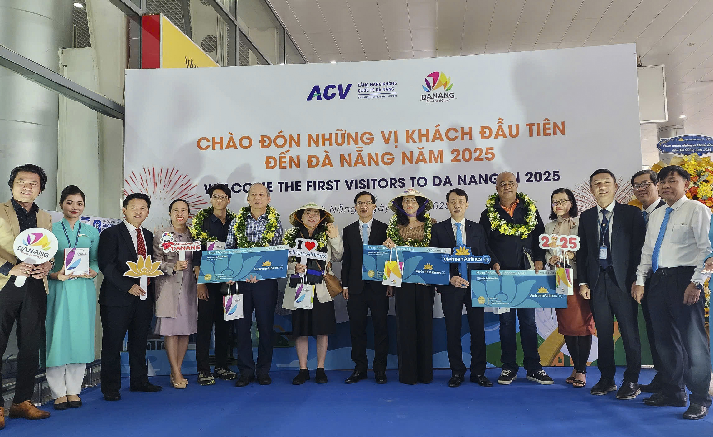 Đà Nẵng và Hội An rộn ràng đón khách du lịch đầu năm mới 2025 - Ảnh 5.