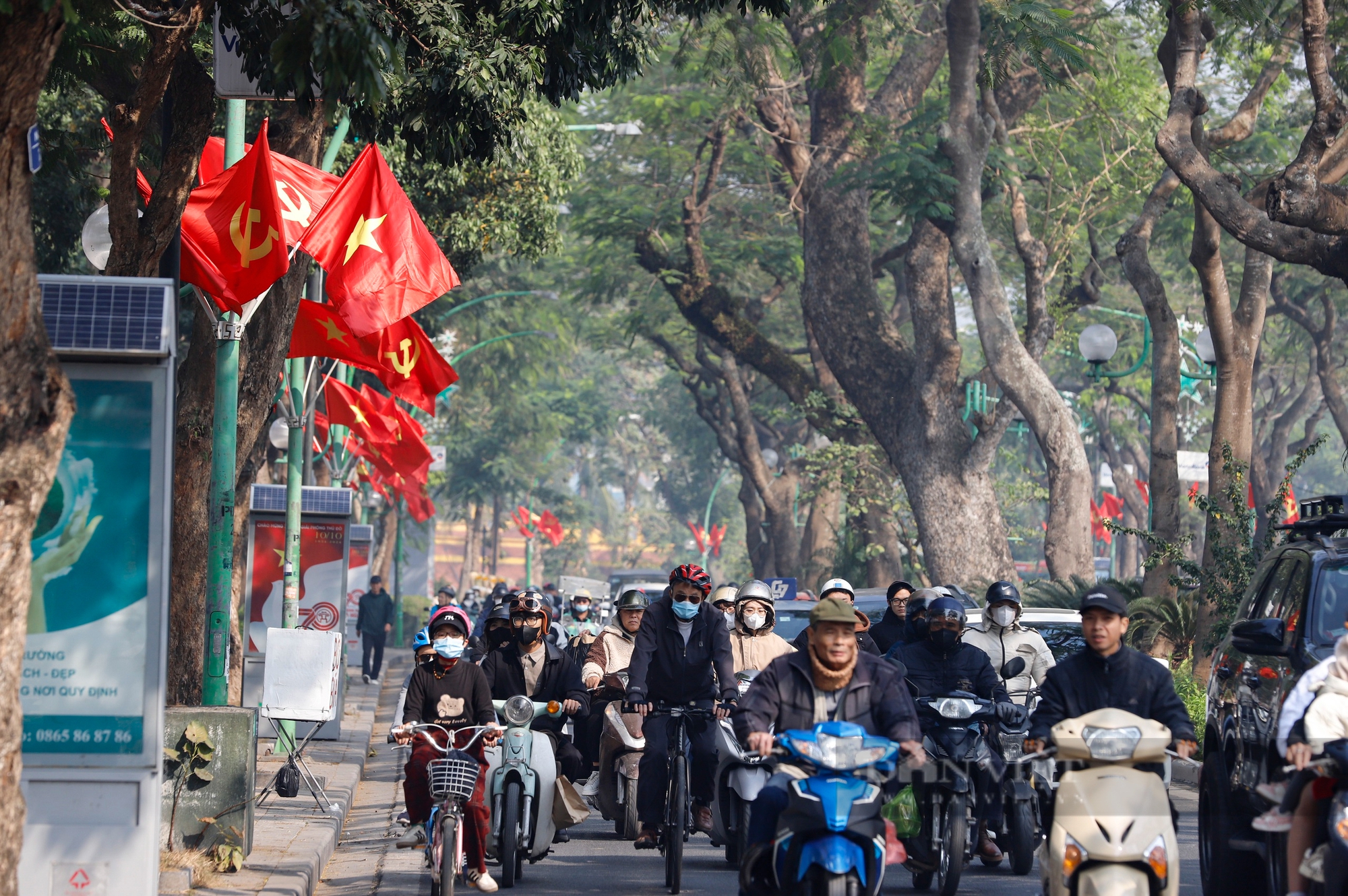 Người dân Thủ đô vui chơi ngày đầu năm mới 2025 dưới thời tiết tuyệt đẹp- Ảnh 5.