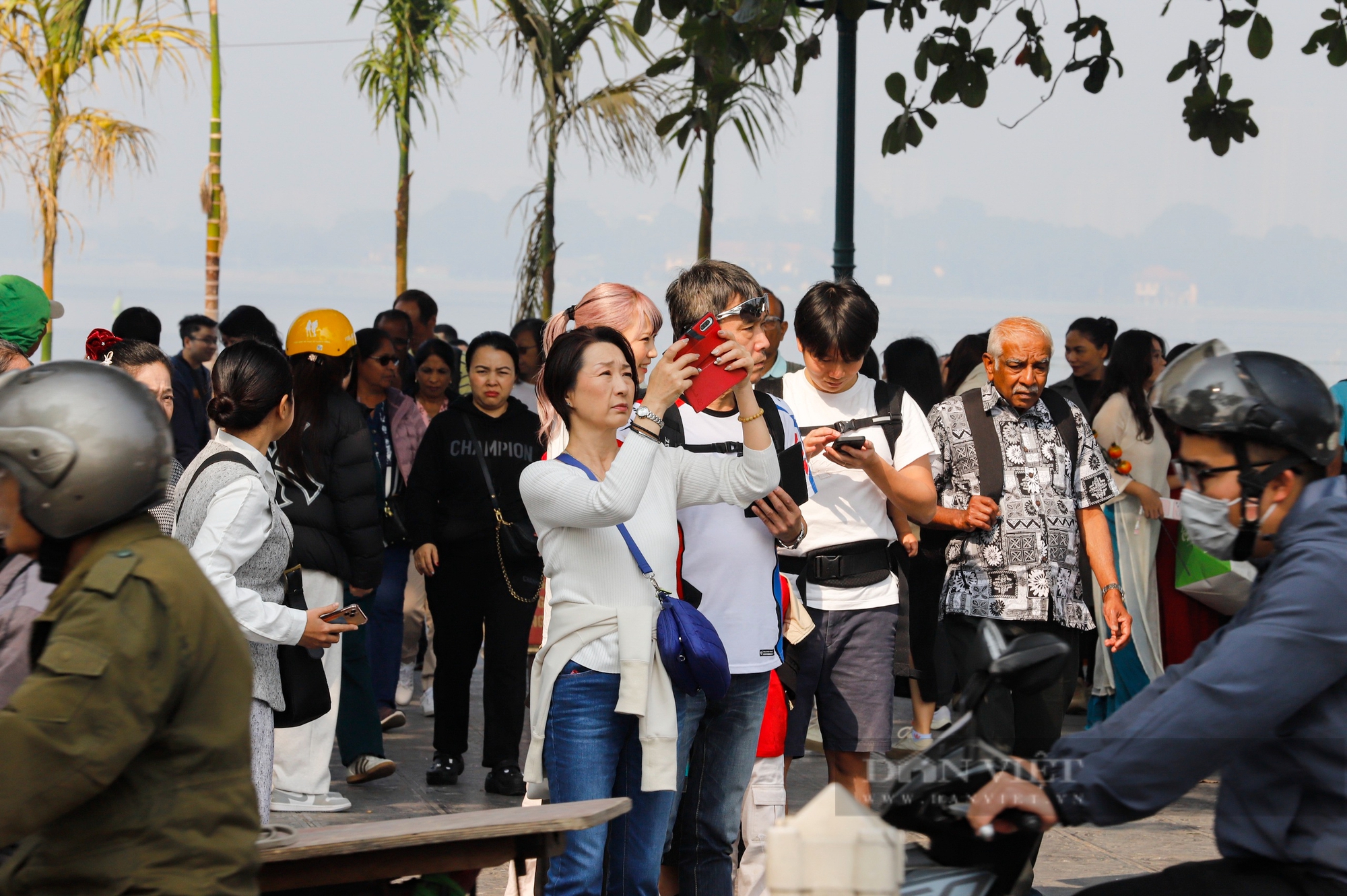 Người dân Thủ đô vui chơi ngày đầu năm mới 2025 dưới thời tiết tuyệt đẹp- Ảnh 8.