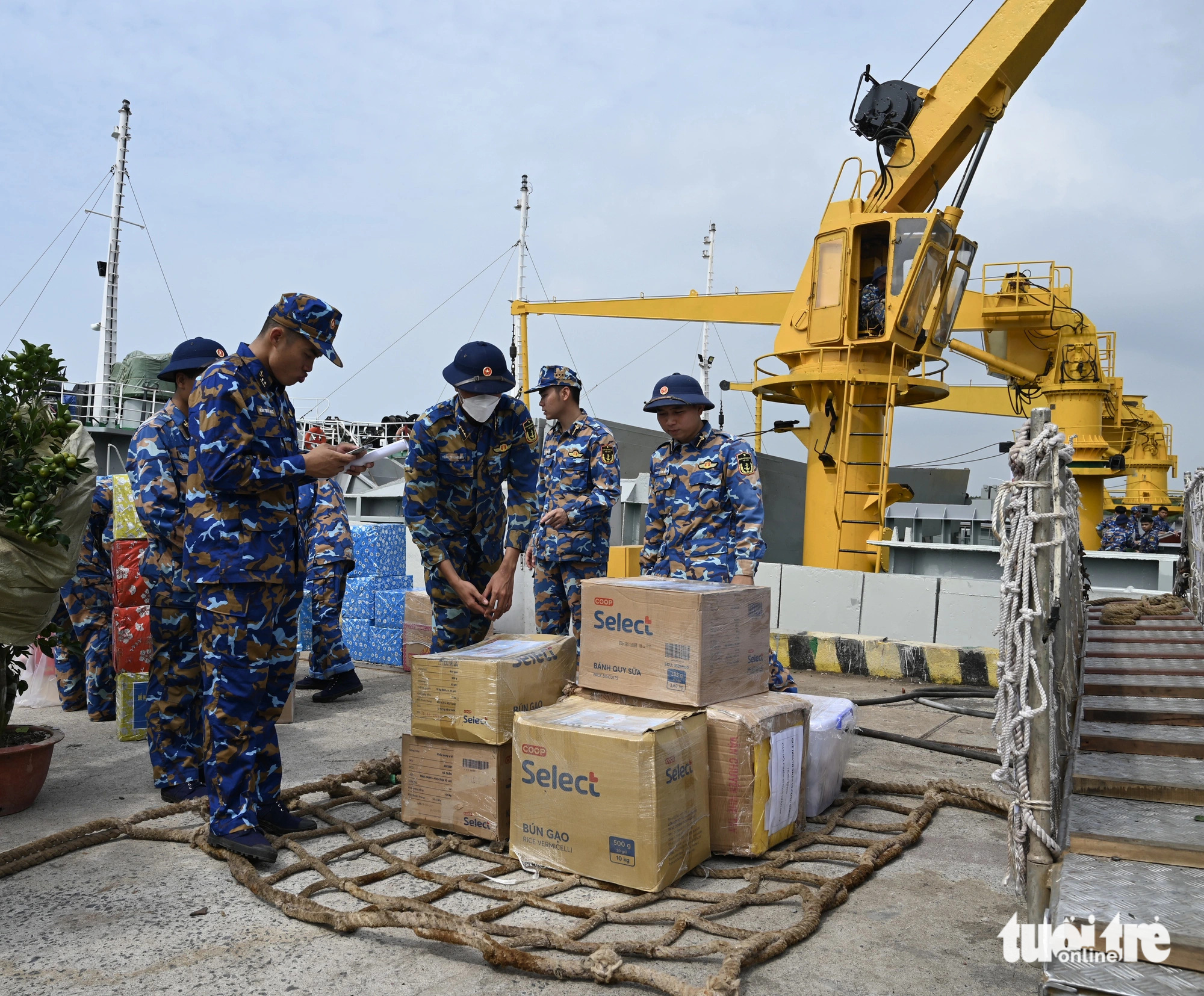 Quà Tết đầy ắp, sẵn sàng vượt sóng, mang chân tình và hương vị đất liền đến chiến sĩ nơi biển đảo xa - Ảnh 4.