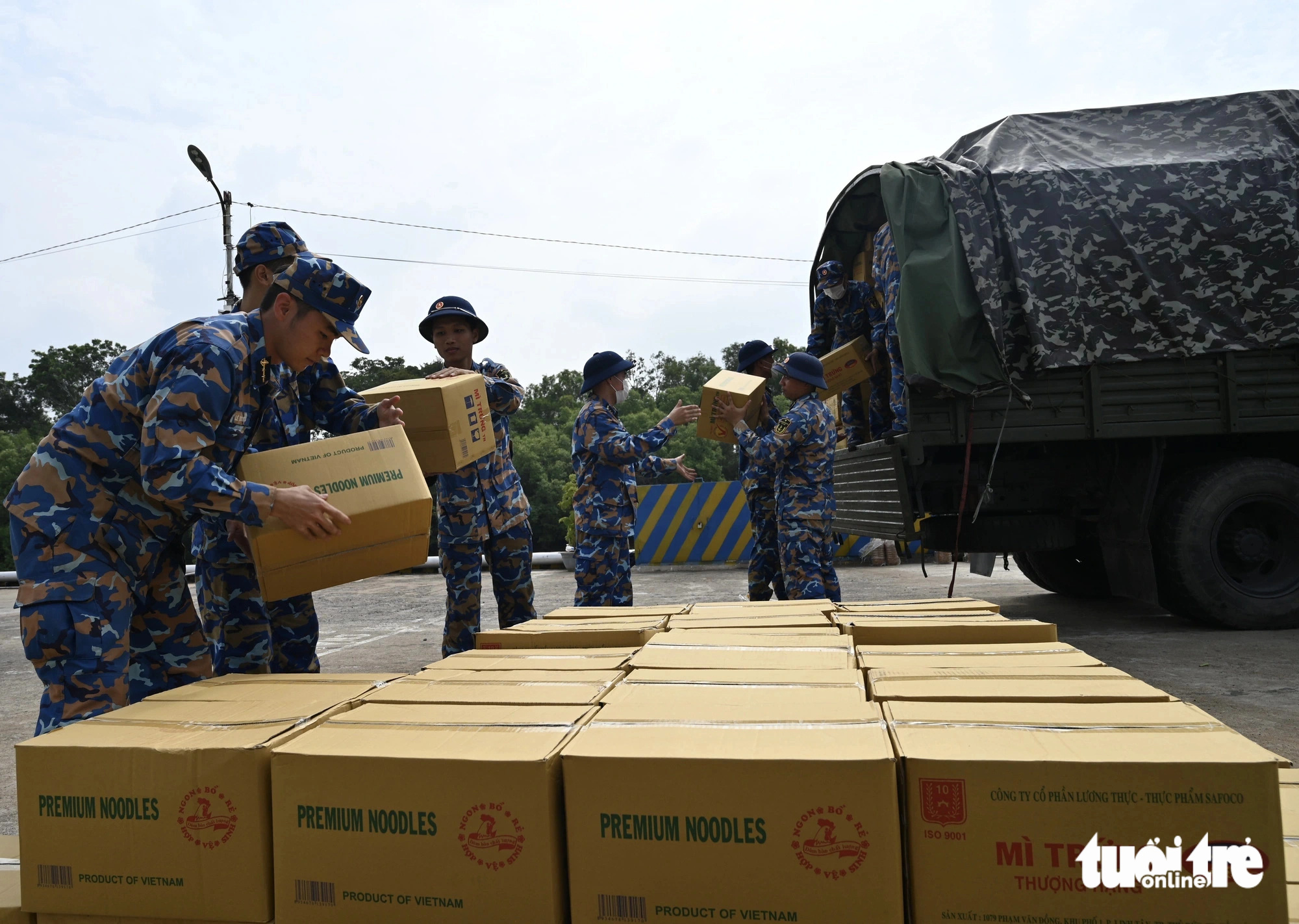 Quà Tết đầy ắp, sẵn sàng vượt sóng, mang chân tình và hương vị đất liền đến chiến sĩ nơi biển đảo xa - Ảnh 6.