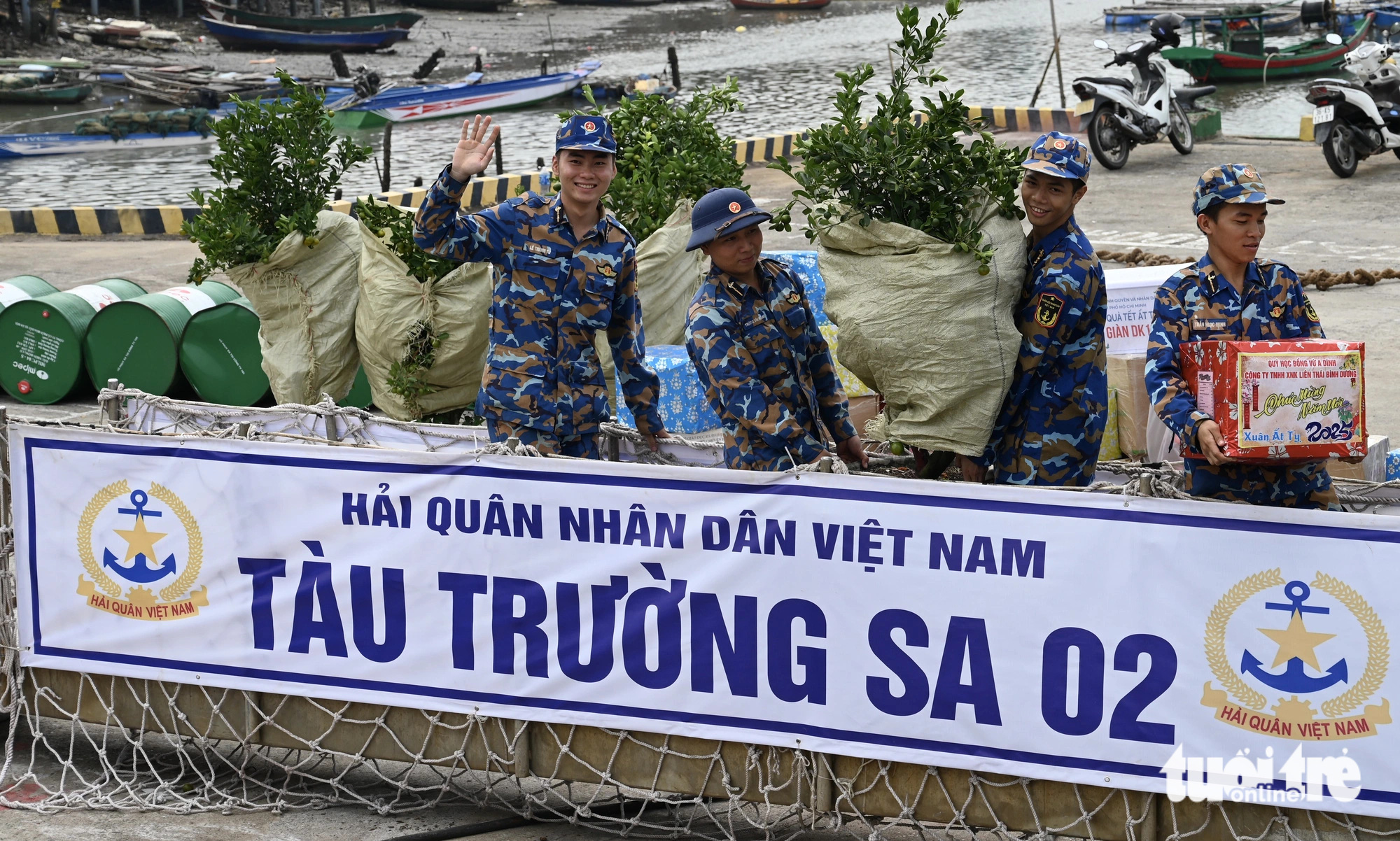 Quà Tết thảo thơm, vượt sóng lớn đến với chiến sĩ nơi biển đảo xa - Ảnh 14.