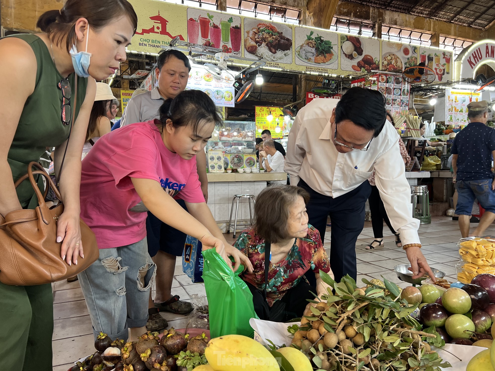 Chợ Tết thưa thớt, tiểu thương 'ngóng theo từng du khách' ảnh 3