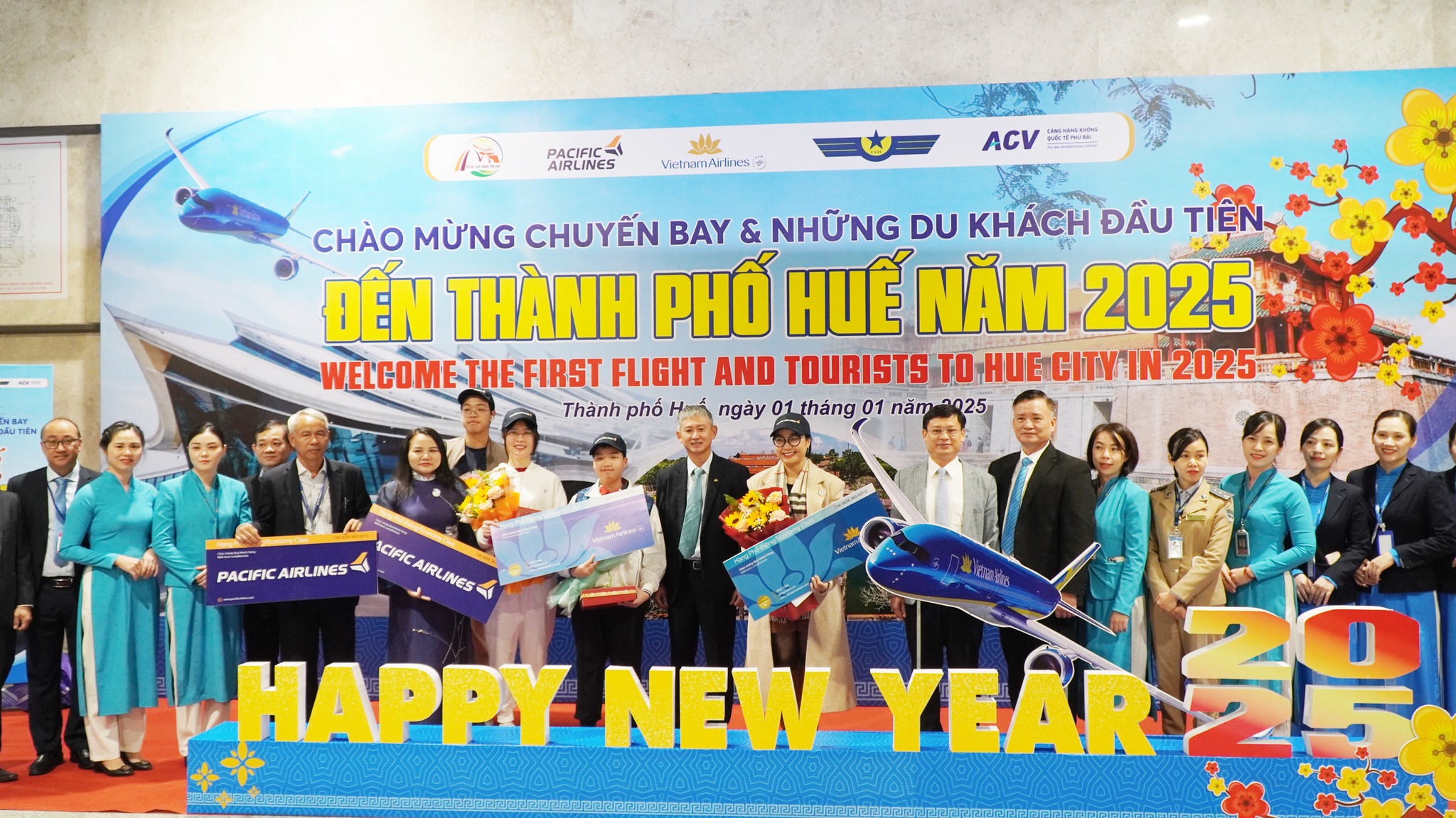 Chuyến bay VN6317 chở hơn 100 hành khách “xông đất” TP Huế- Ảnh 3.