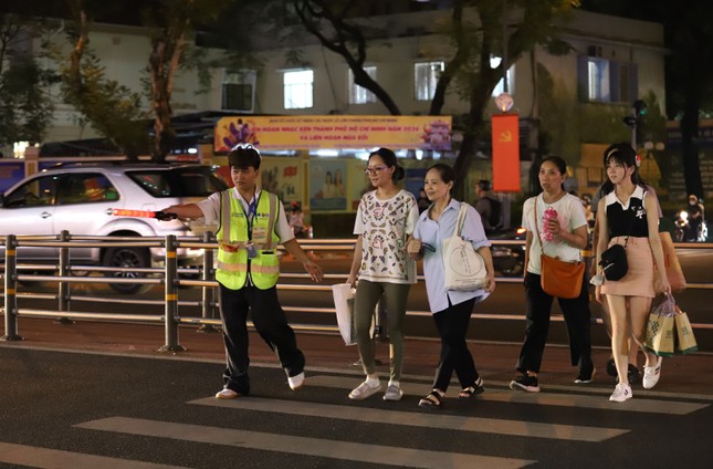 Nét đẹp sinh viên, thanh niên điều tiết giao thông trung tâm TPHCM những ngày lễ hội ảnh 2