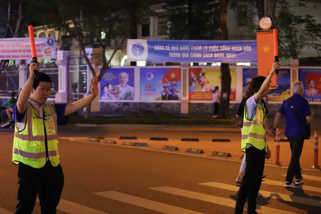 Nét đẹp sinh viên, thanh niên điều tiết giao thông trung tâm TPHCM những ngày lễ hội ảnh 6