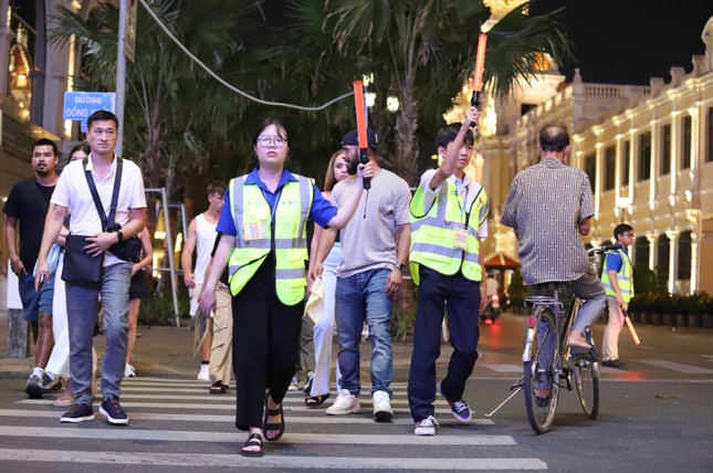 Nét đẹp sinh viên, thanh niên điều tiết giao thông trung tâm TPHCM những ngày lễ hội ảnh 9