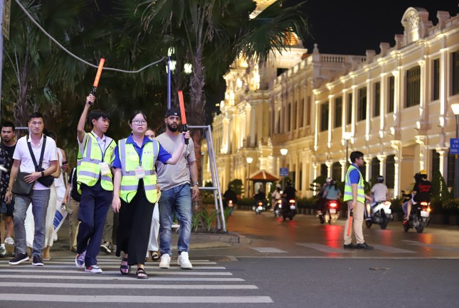 Nét đẹp sinh viên, thanh niên điều tiết giao thông trung tâm TPHCM những ngày lễ hội ảnh 12