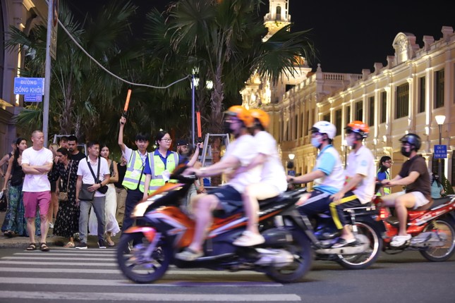 Nét đẹp sinh viên, thanh niên điều tiết giao thông trung tâm TPHCM những ngày lễ hội ảnh 13