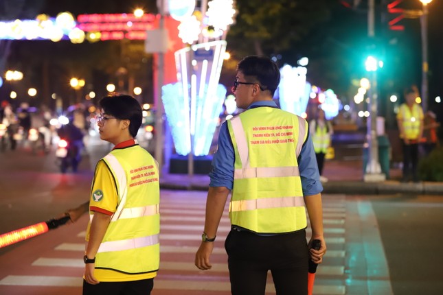 Nét đẹp sinh viên, thanh niên điều tiết giao thông trung tâm TPHCM những ngày lễ hội ảnh 14