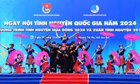 Màn trình diễn của 1.000 tình nguyện viên trên cao nguyên trắng Bắc Hà