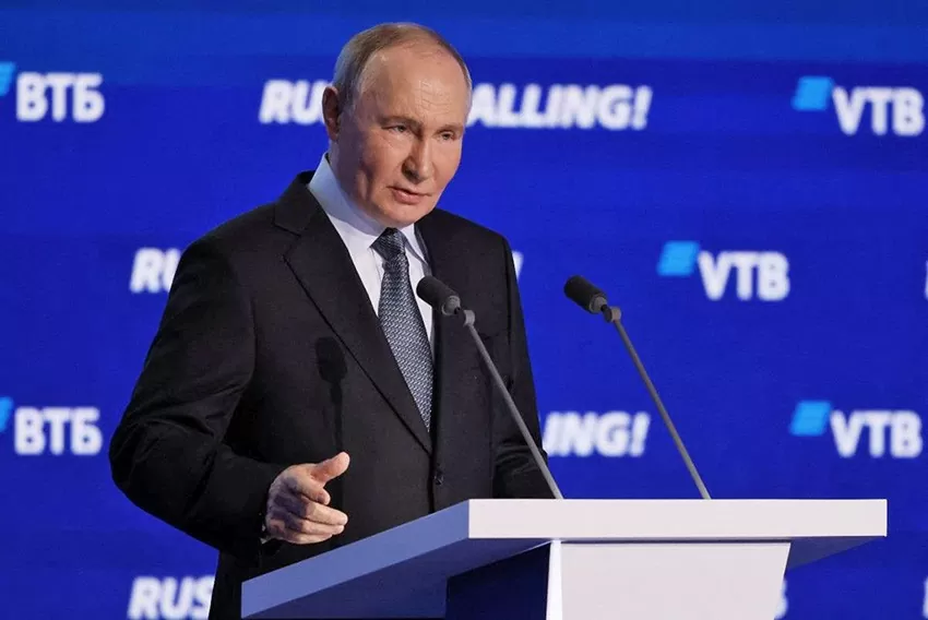 Tổng thống Nga Vladimir Putin phát biểu tại Diễn đàn Đầu tư VTB ở Moscow, ngày 4/12. Ông Putin cáo buộc Mỹ sử dụng đồng USD như một công cụ chính trị và quân sự để áp đặt sức ép lên các quốc gia khác, đồng thời chỉ ra rằng việc lạm dụng này đang làm giảm 