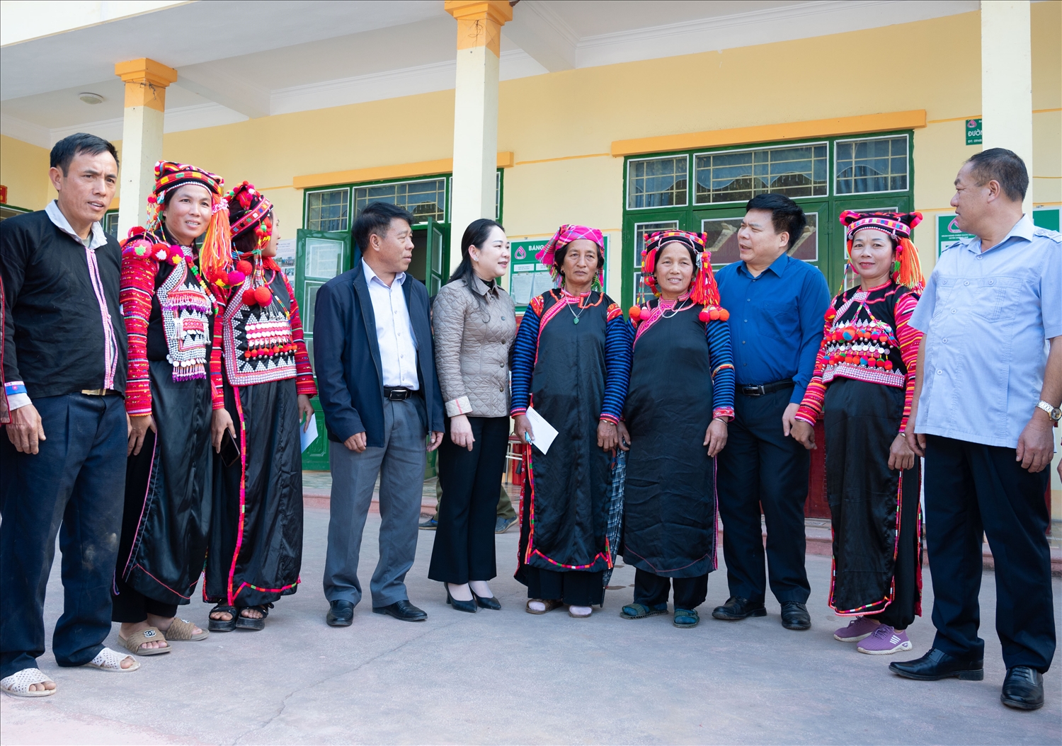 Thứ trưởng, Phó Chủ nhiệm Nông Thị Hà ân cần thăm hỏi, động viên đồng bào dân tộc Hà Nhì , huyện Mường Nhé, tỉnh Điện Biên.