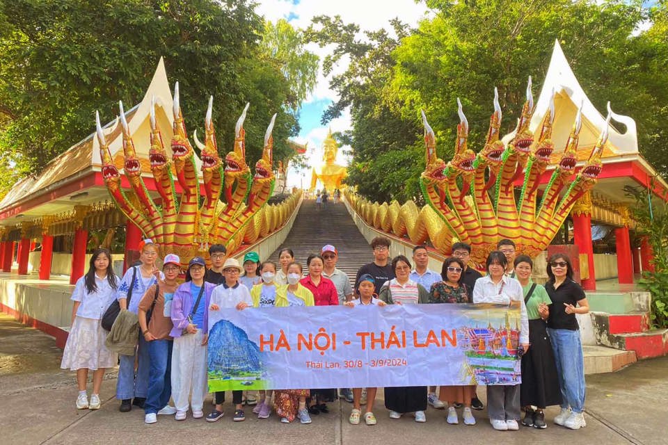 Khách du lịch Việt Nam tham gia tour du lịch Thái Lan. Ảnh: Hoài Nam