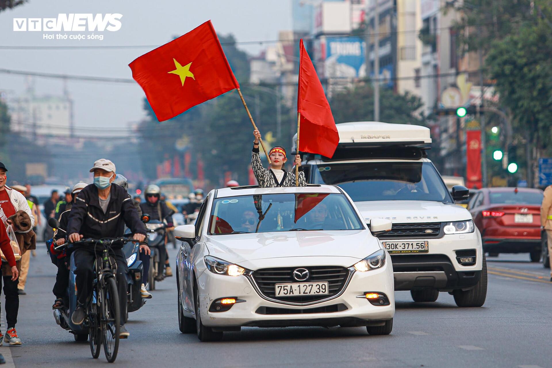 Cổ động viên vượt 500km tiếp lửa tuyển Việt Nam đấu Thái Lan - 10