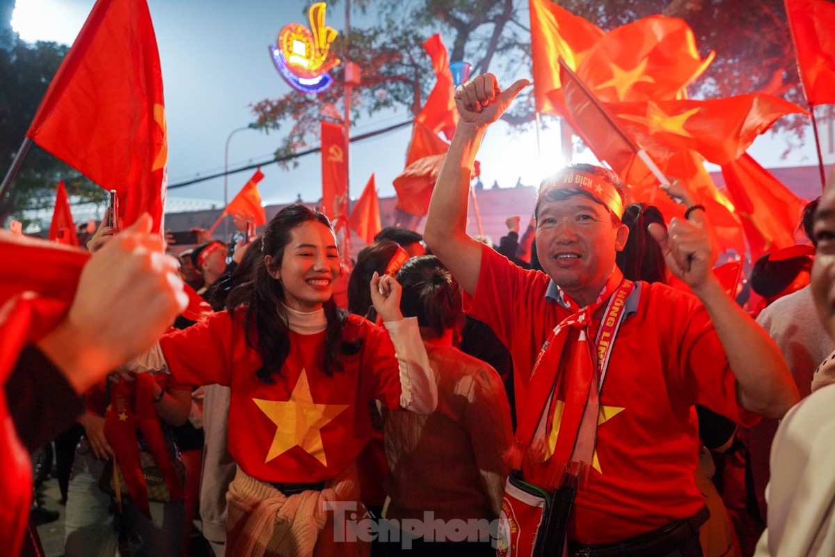 Dòng người 'đi bão' quanh sân Việt Trì ăn mừng tuyển Việt Nam thắng Thái Lan ảnh 13