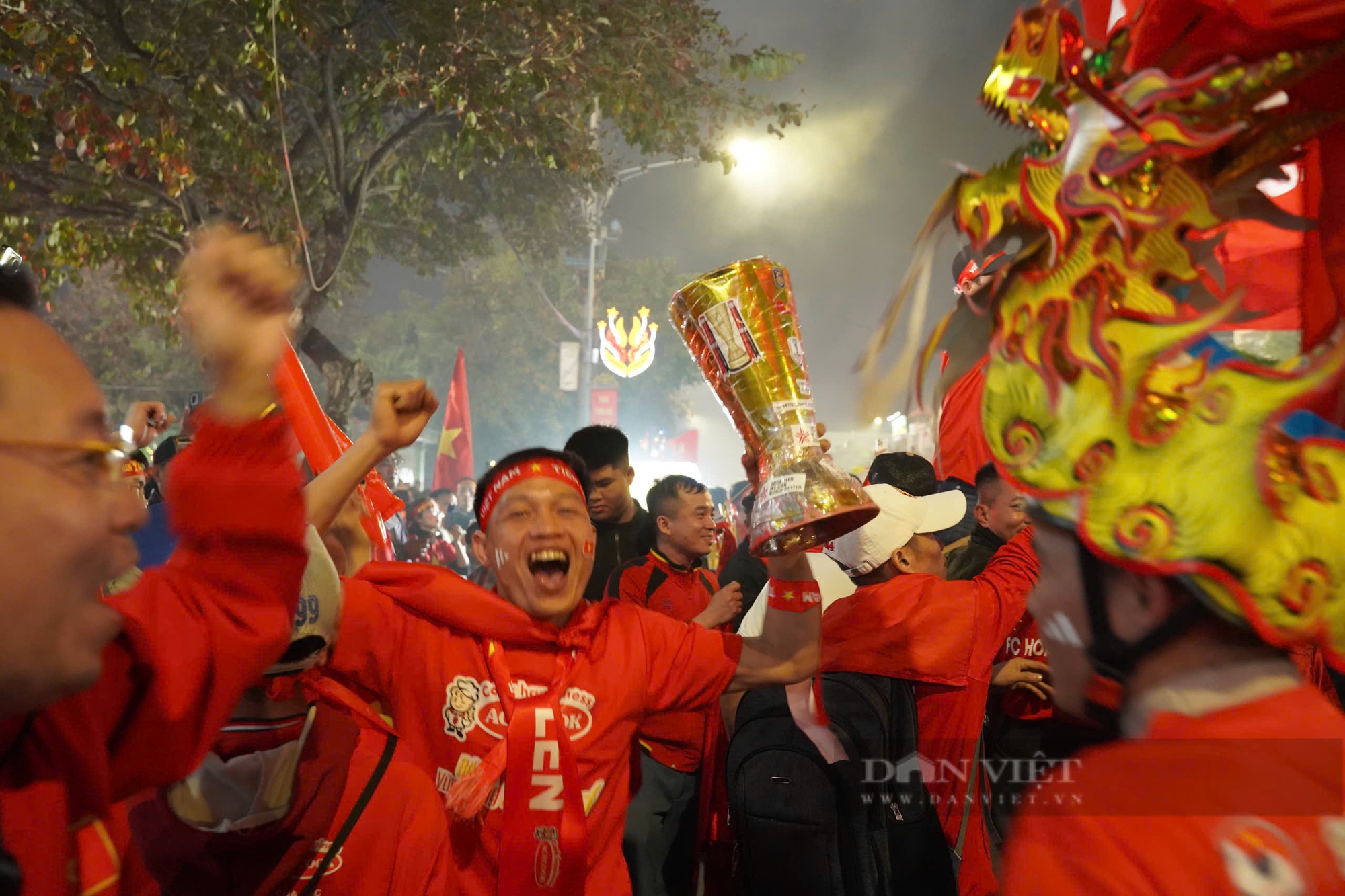 Pháo sáng rực rỡ, CĐV Việt Nam đi bão quanh sân Việt Trì ăn mừng tuyển Việt Nam thắng Thái Lan- Ảnh 7.