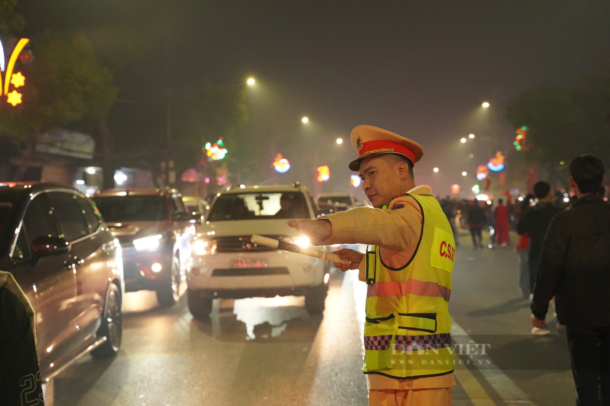 Pháo sáng rực rỡ, CĐV Việt Nam đi bão quanh sân Việt Trì ăn mừng tuyển Việt Nam thắng Thái Lan- Ảnh 13.