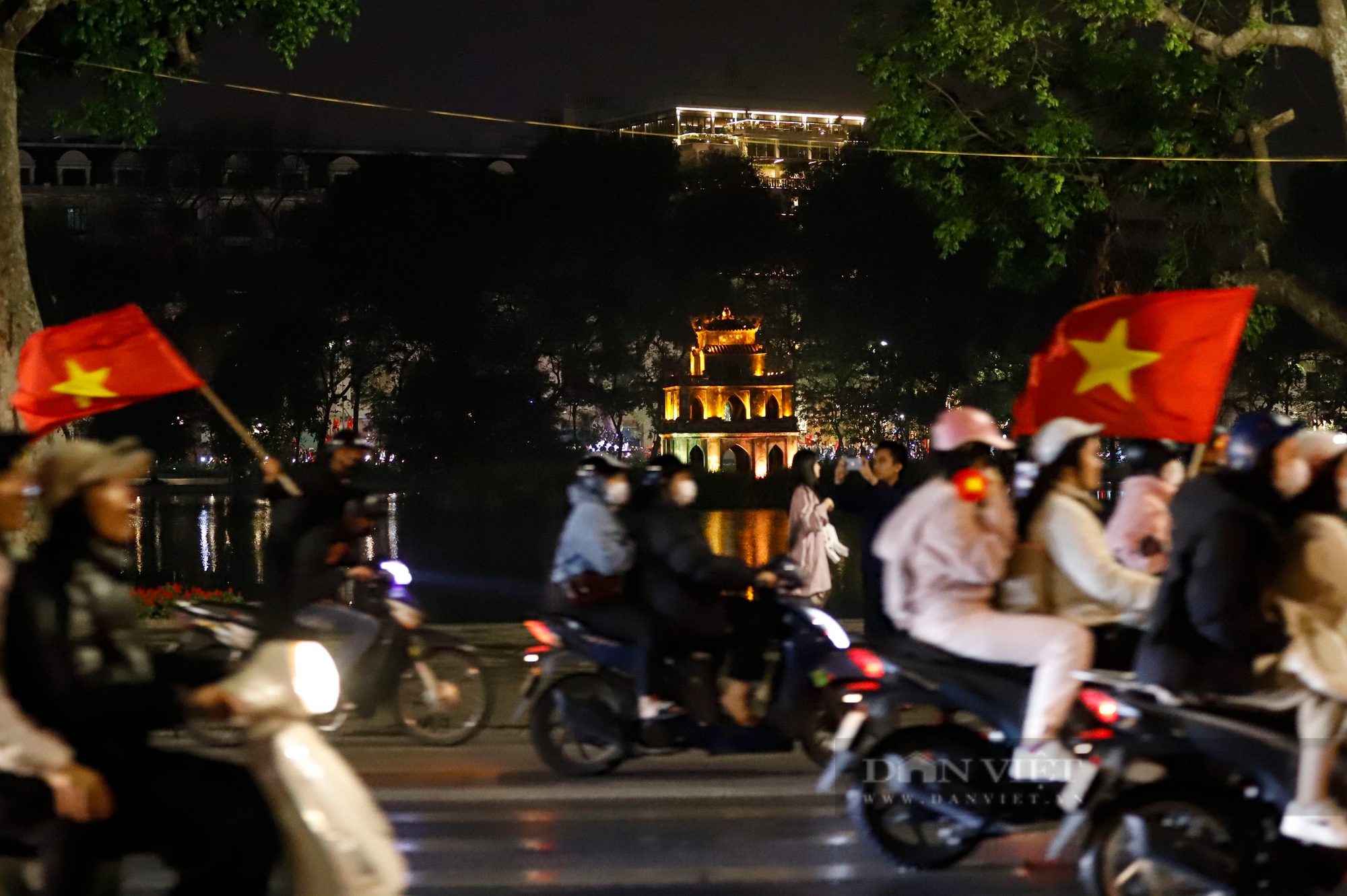 Cờ đỏ sao vàng tung bay, người dân 