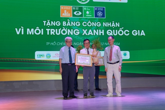 Ông Mai Văn Nghĩa, Phó Tổng Giám đốc FrieslandCampina Việt Nam (giữa) tại nhận Bằng công nhận “Vì Môi trường Xanh Quốc gia 2024”