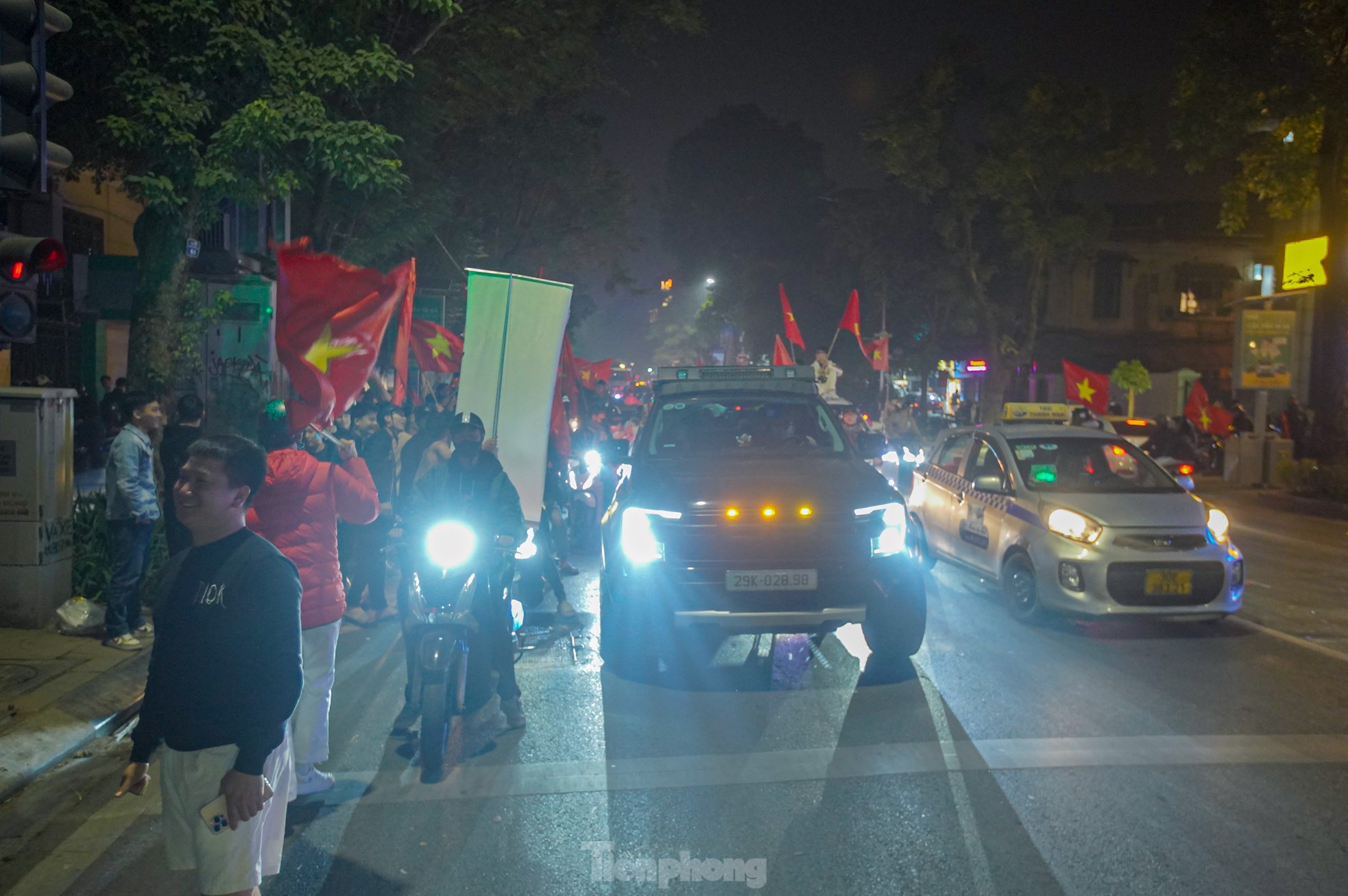 Đi bão 'văn minh' của người dân Thủ đô trong đêm 'Hà Nội không ngủ' ảnh 7