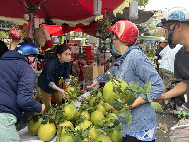 Giá thực phẩm 'nhảy múa': Người mua giật mình, tiểu thương 'đứng ngồi không yên' ảnh 3